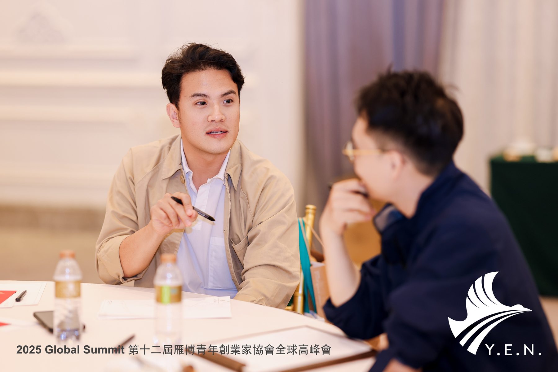 兩位企業家在高峰會期間進行深度對話